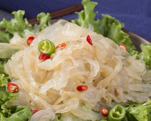 以海蜇丝为主料的凉拌美食（清爽可口的海蜇丝凉拌方法大揭秘）