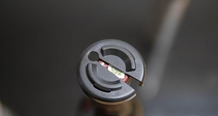 不用开瓶器如何开红酒盖（掌握简单技巧）