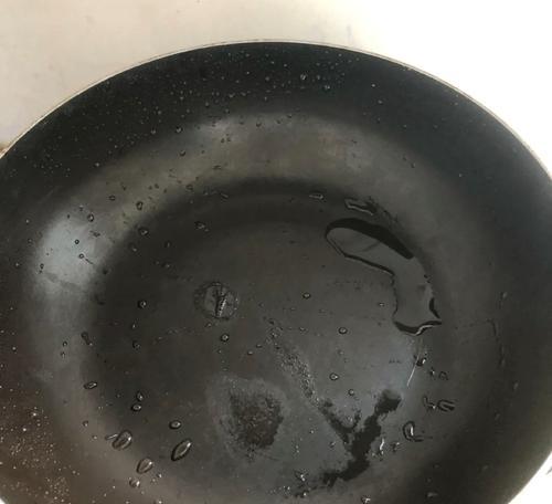 以肉下锅怎么不粘锅（掌握关键技巧）