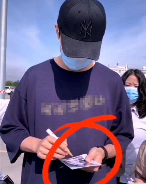 接机时如何将拍照照片保存到手机？保存过程中可能会遇到哪些问题？