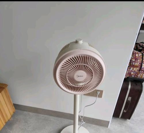 餐桌适合哪种电风扇？如何选择不占空间的电风扇？