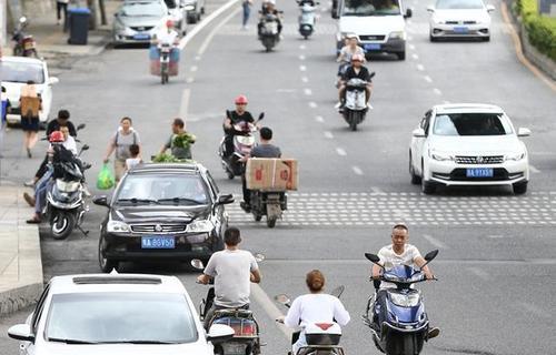 电瓶车遇到逆行情况怎么处理？有哪些安全措施？